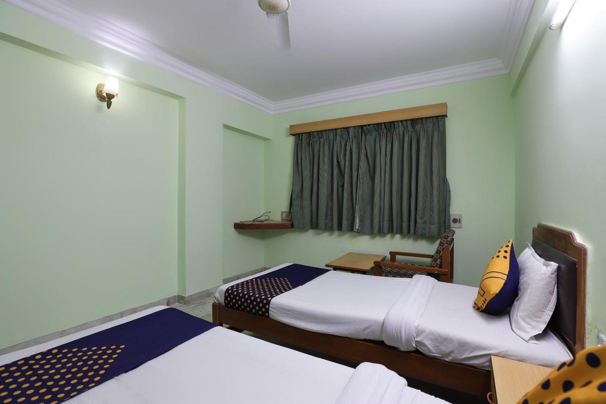 Spot On Hotel Hilltop 바도다라 외부 사진